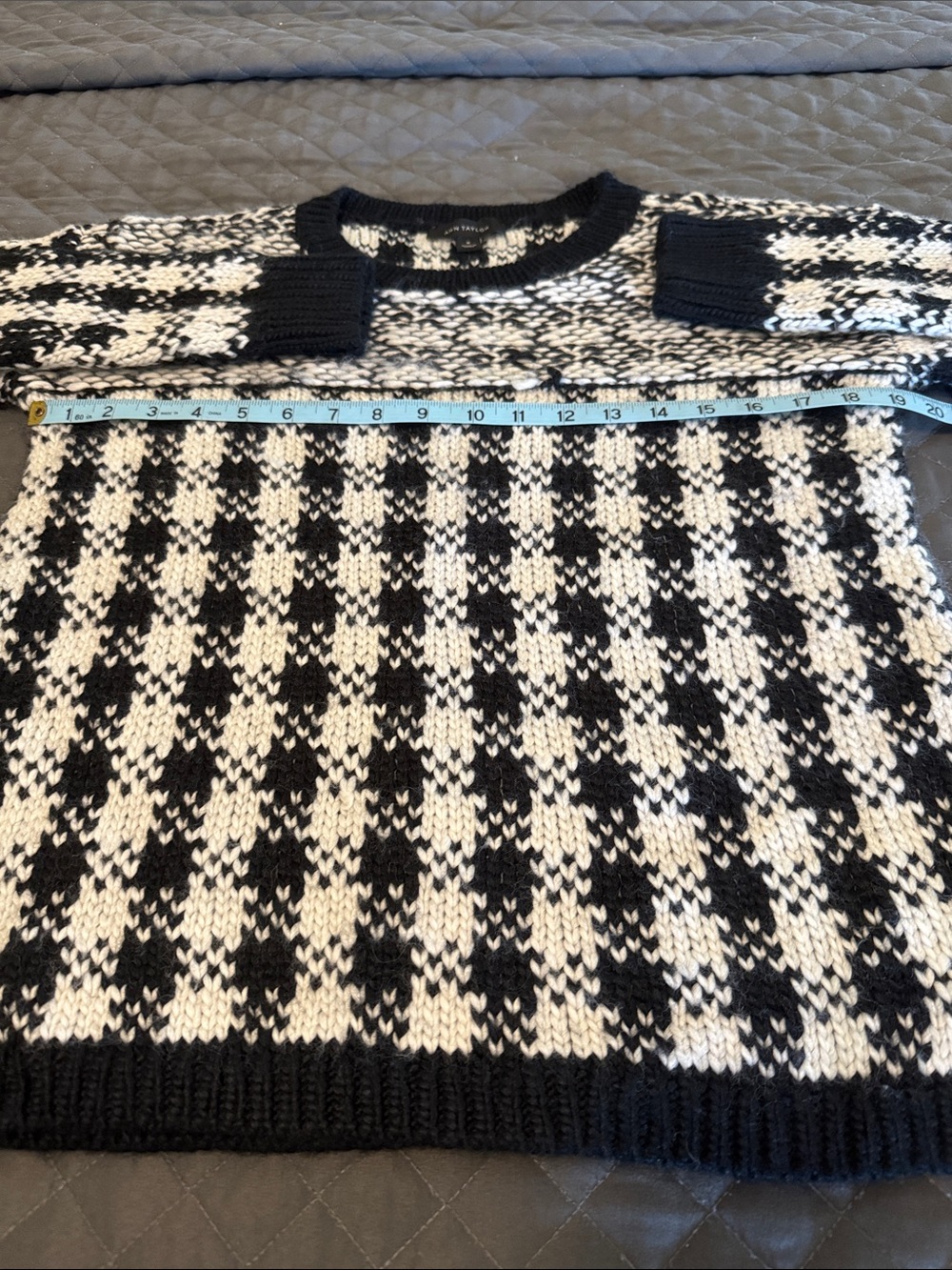 Ann Taylor Women’s Black and Cream Houndstooth Crewneck Sweater